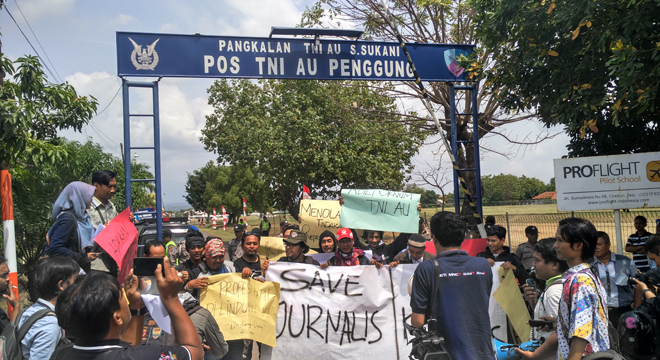 Puluhan Jurnalis Cirebon Menggelar Aksi Solidaritas di Pangkalan Lanud Penggung