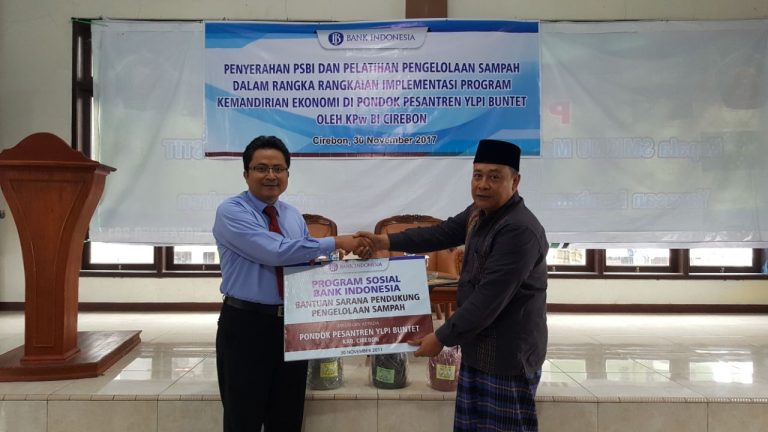 BI Cirebon Berikan Bantuan Pengolahan Sampah untuk Buntet Pesantren