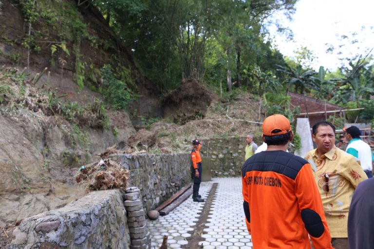 Pjs Wali Kota Cirebon Tinjau Lokasi Dampak Banjir di Argasunya