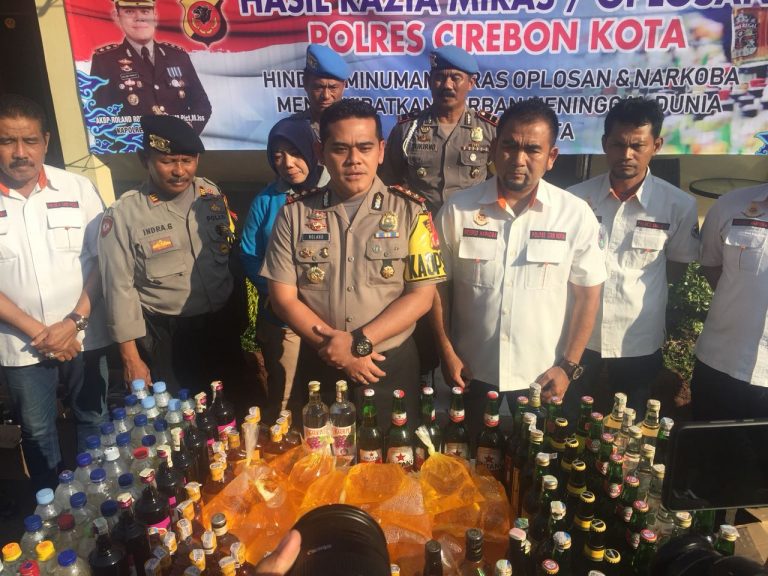 Dua Hari, Polres Kota Cirebon Sita Ribuan Botol Minuman Keras Berbagai Merek