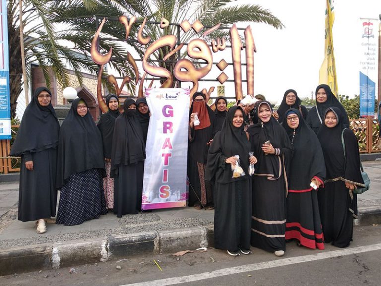 AFI Tour dan Wanita Muslimah Berbagi 1000 Takjil Gratis kepada Pengguna Jalan
