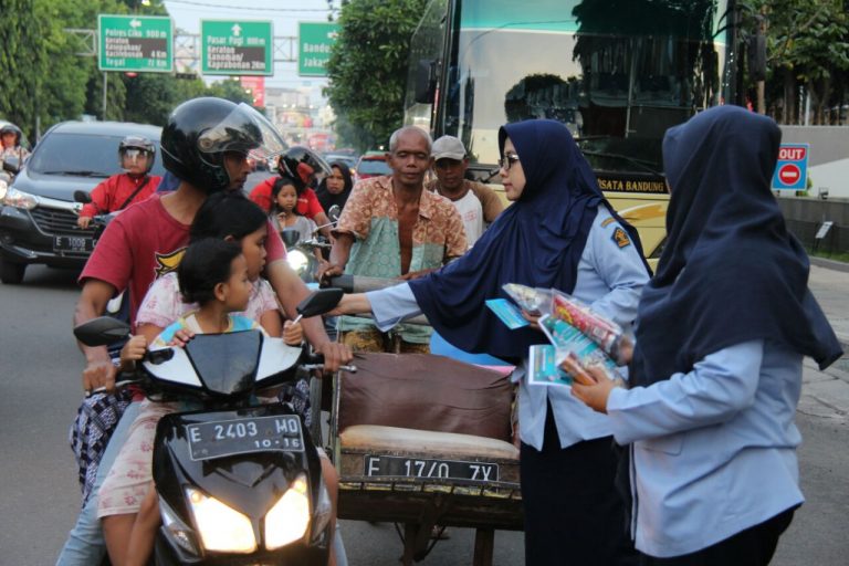Imigrasi Cirebon Berbagi Takjil Gratis dan Infokan Pelayanan Keimigrasian
