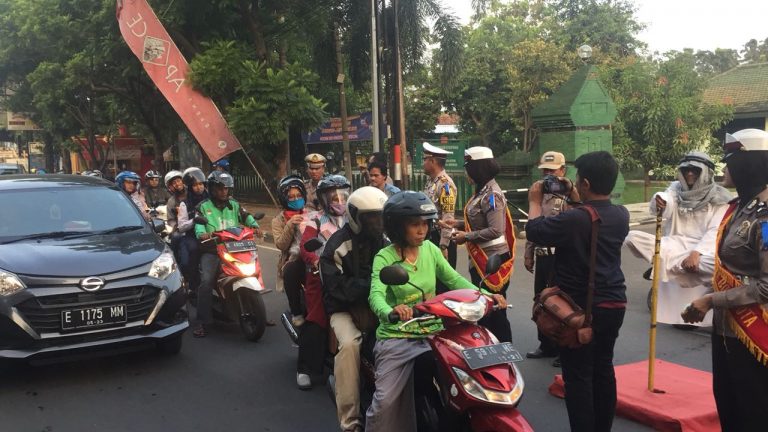 Bentuk Sinergitas, TNI-Polri Bagikan Takjil Gratis kepada Pengguna Jalan