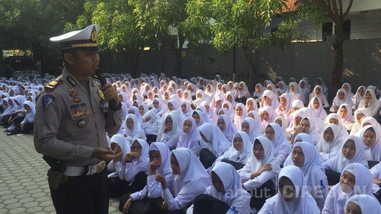 Ini yang Dilakukan Satlantas Polres Cirebon Kota kepada Siswa Baru di SMK Wahidin