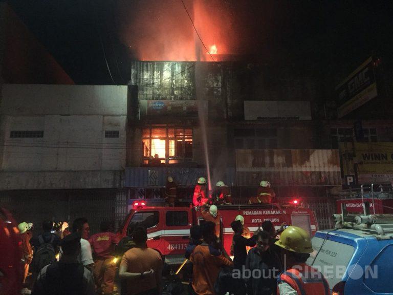 Dua Toko di Jalan Pasuketan Kota Cirebon Terbakar