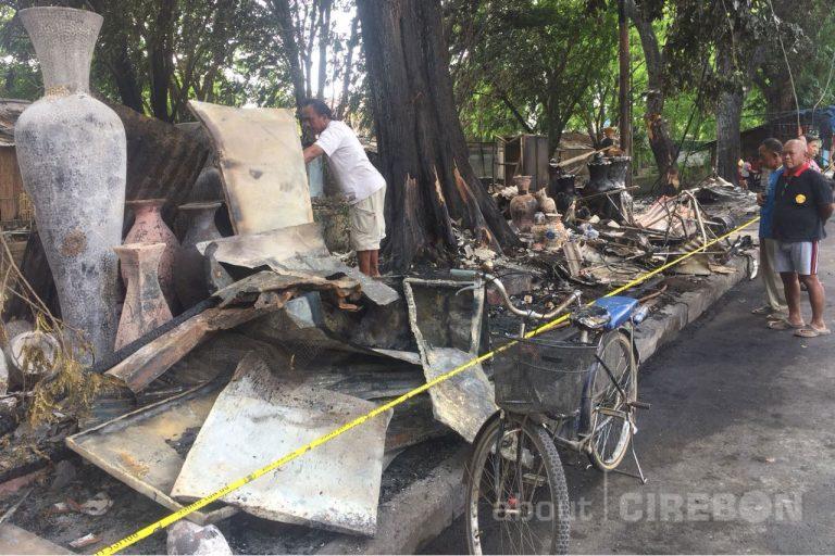 Puluhan Kios di Jalan Sukalila Kota Cirebon Ludes Terbakar