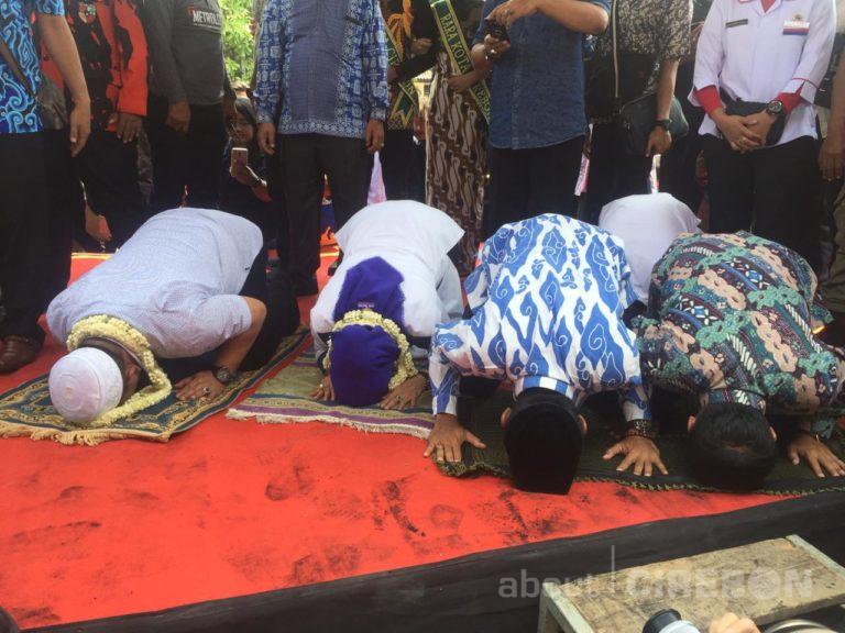 Azis-Eti Sujud Syukur di Depan Balai Kota  Cirebon Usai Putusan MK