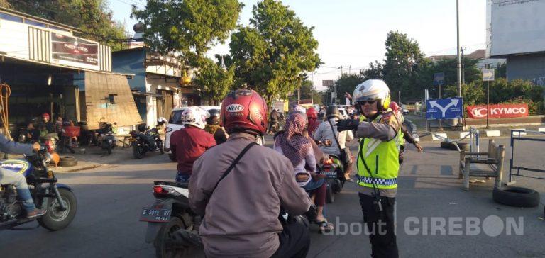 Volume Kendaraan Meningkat, Polres Cirebon Kota Lakukan Rekayasa Lalu Lintas di Jalur Pantura