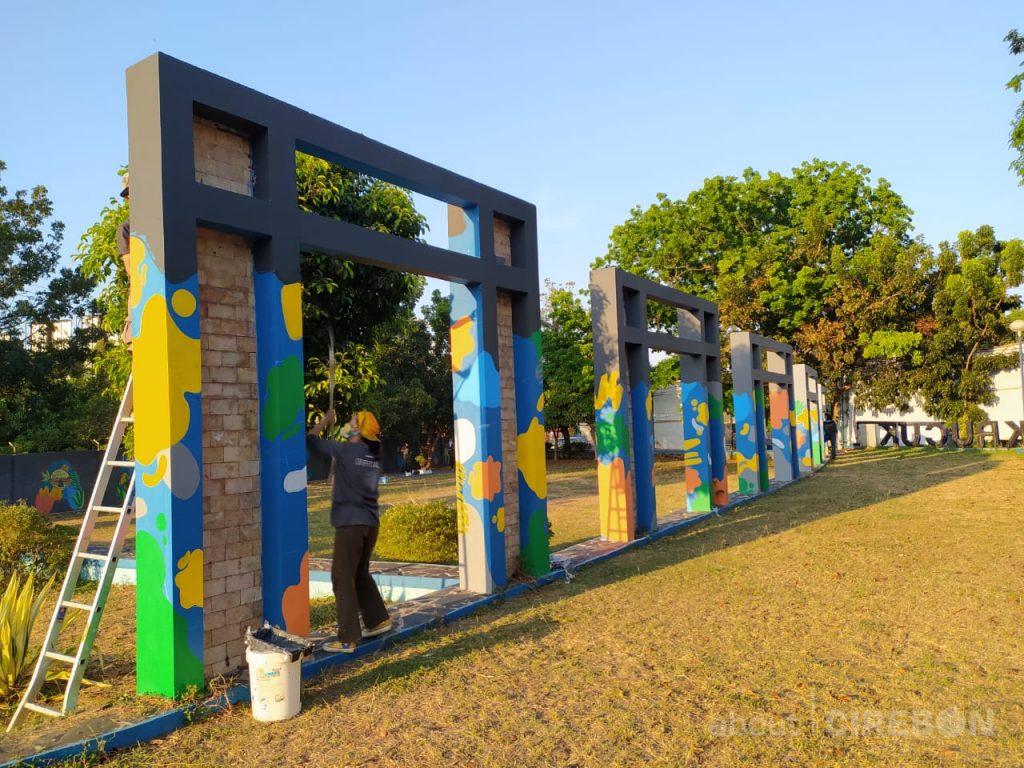 Lukisan Mural Mempercantik Wajah Baru Taman Krucuk Cirebon