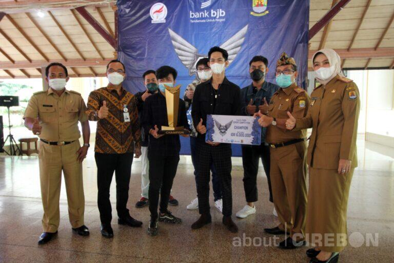 Bupati Cirebon Serahkan Hadiah kepada Juara bjb Esports Competition