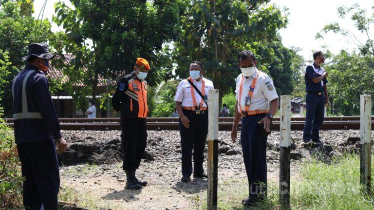 Daop 3 Cirebon Pasang Patok Besi di Lokasi Penyeberangan Motor