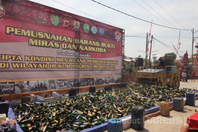 Jelang Pilwu, Polres Cirebon Kota Musnahkan Ribuan Botol Miras dan Narkotika