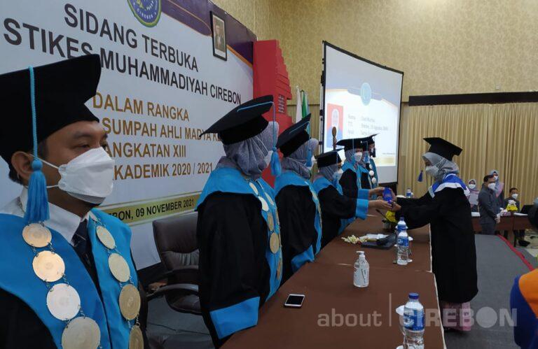 Mahasiswa STIKes Muhammadiyah Cirebon D-3 Kebidanan Angkatan XIII Diwisuda