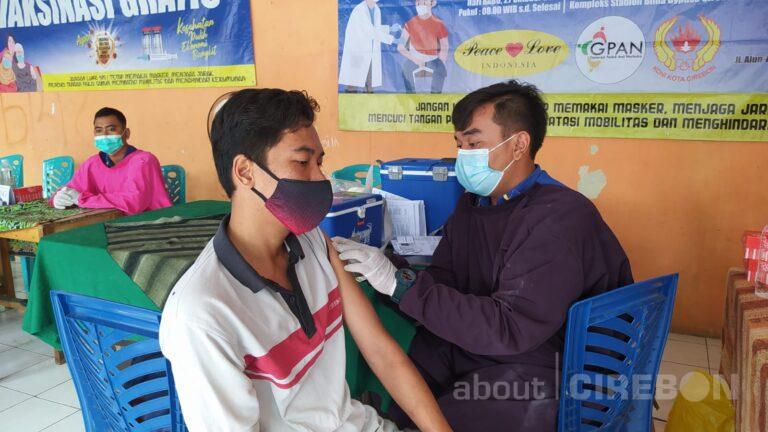 Kerja Sama dengan Polres Cirebon Kota, Keluarga Besar Online Cirebon Raya Gelar Vaksinasi Massal