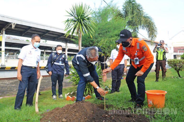 Bentuk Kepedulian Kelestarian Lingkungan, Daop 3 Cirebon Tanam 100 Pohon sebagai Sedekah Oksigen