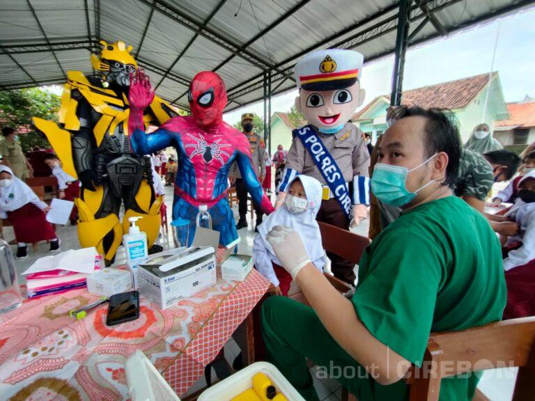 Vaksinasi Anak 6 – 11 Tahun, Polresta Cirebon Hadirkan Tokoh Kartun Spiderman dan Bumble Bee