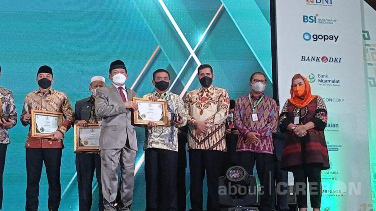 Komitmen Dukung Gerakan Zakat, Wali Kota Cirebon Terima Penghargaan Baznas Award 2022