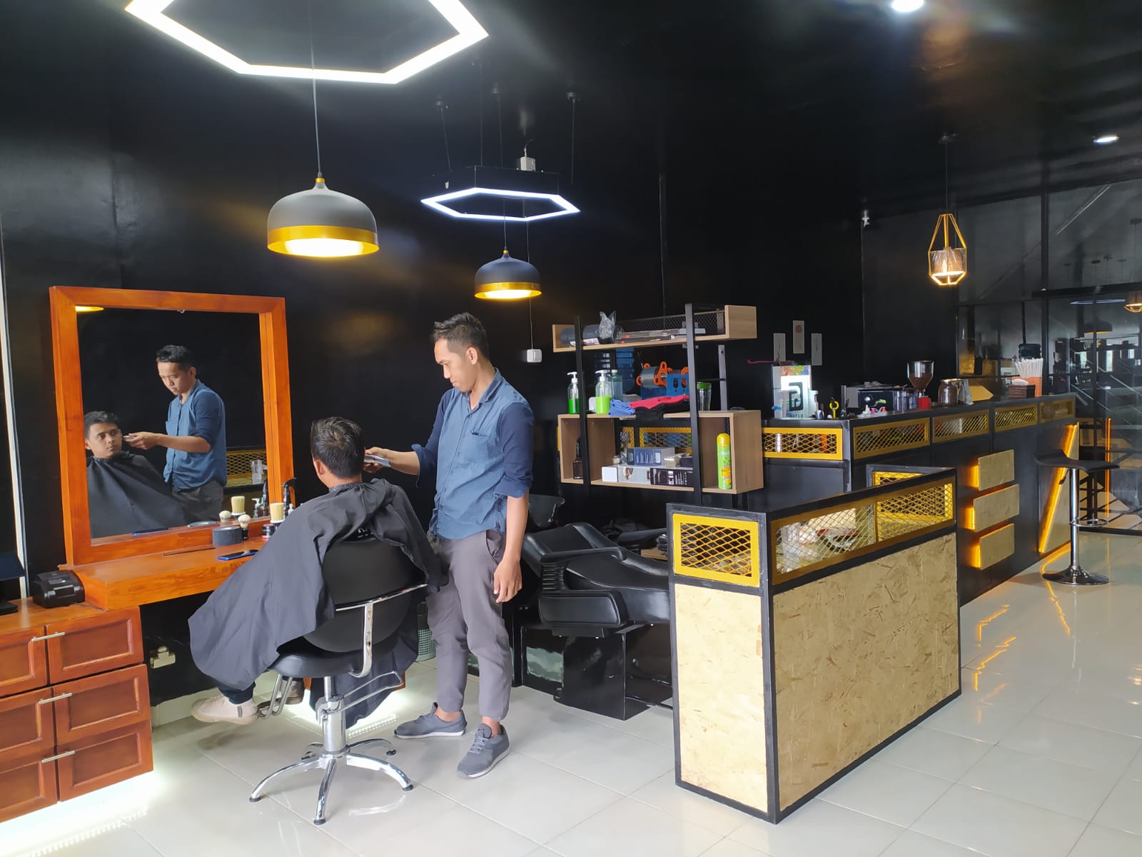 Stasiun Batam menawarkan kedai kopi, salon rambut, dan toko perawatan kulit di Cirebon yang mencakup mie Tarempa khas Batam.