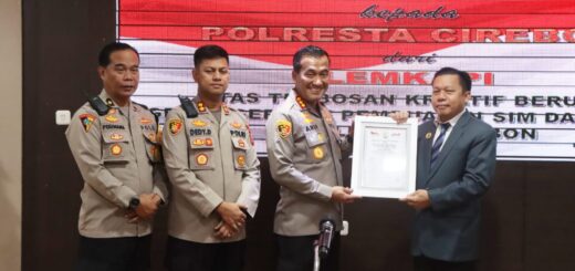 Kapolresta Cirebon, Kombes Pol Arif Budiman, S.I.K, M.H, menerima penghargaan di Mapolresta Cirebon, Jumat (19/5/2023)