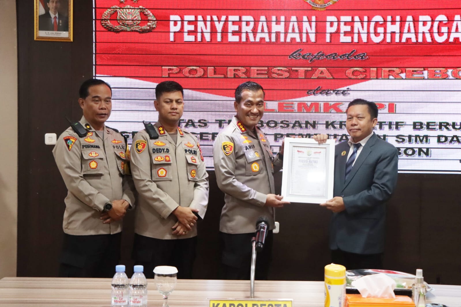 Kapolresta Cirebon, Kombes Pol Arif Budiman, S.I.K, M.H, menerima penghargaan di Mapolresta Cirebon, Jumat (19/5/2023)