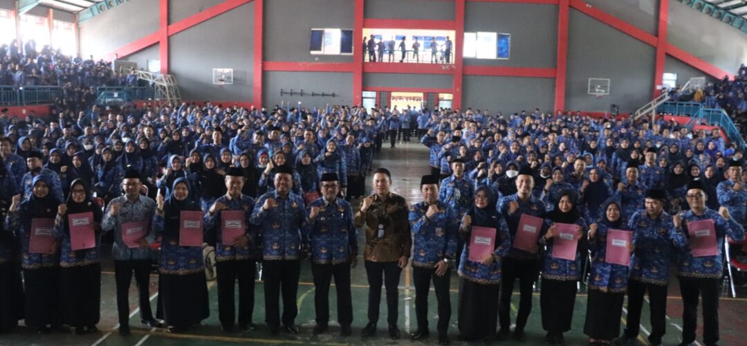 Bupati Imron Berikan SK Kenaikan Gaji Berkala Bagi 1.901 Guru PPPK di Kabupaten Cirebon
