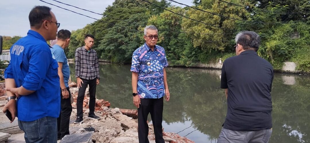 Minta Segera Diperbaiki, Pj Wali Kota Cirebon Tinjau Pagar Roboh di Kawasan Kotaku Panjunan